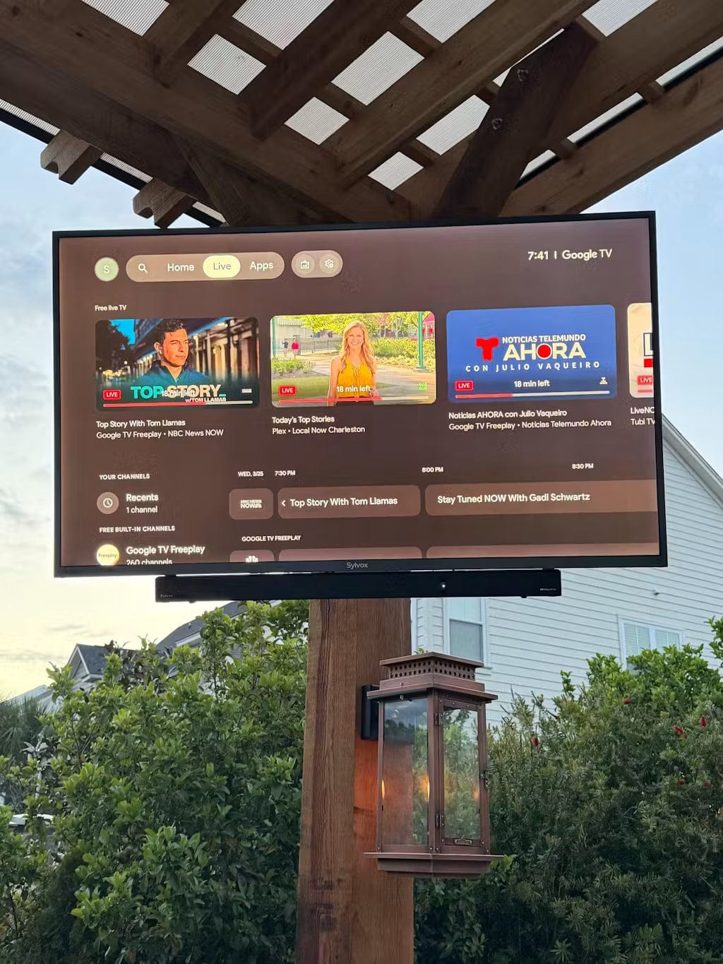 55-calowy całoroczny telewizor zewnętrzny (Google TV) – seria Deck Pro 3.0