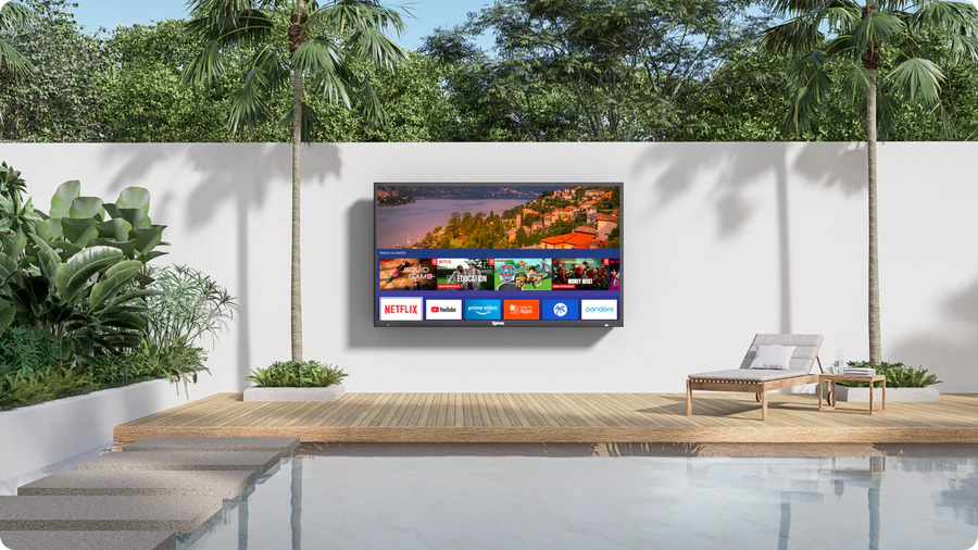 Der Outdoor-Fernseher ist an der Umfriedung des Schwimmbades installiert